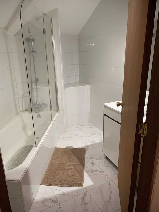 QUARTO-Grande-Partilhado Em Moradia-Preço-BAIXO-À-Avda. Boavista.PORTO