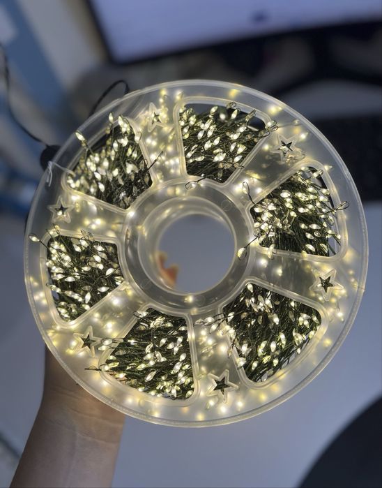 Гірлянда на ялинку, хвойна лапа, мішура, роса