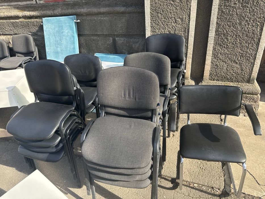 Крісла офісні, крісла керівника, конференц крісла, полиці, шафи, столи, стелажі.