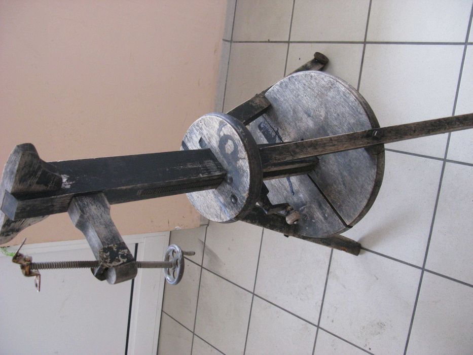 stary statyw z zakładu fotograficznego drewniany