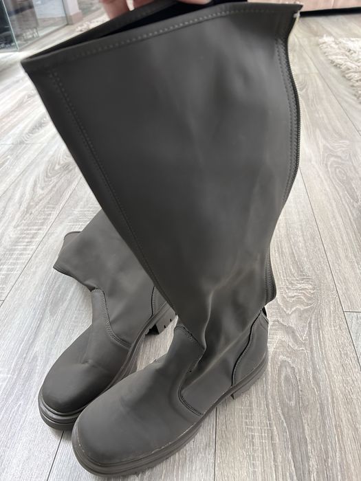 Bota de cano alto com fercho atras. 39