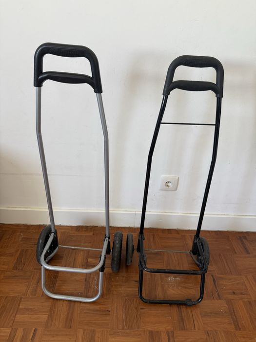 Carrinhos preto e cinza