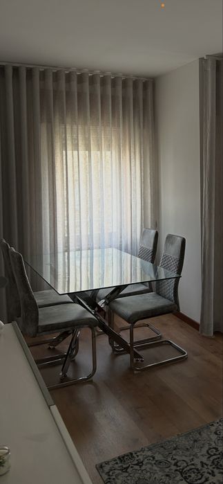 Mesa e cadeiras