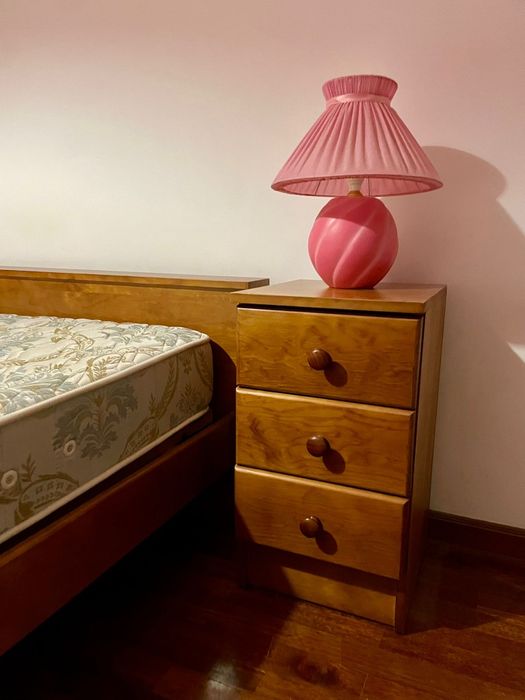 Cama c/estrado, colchão e oferta mesas de cabeceira