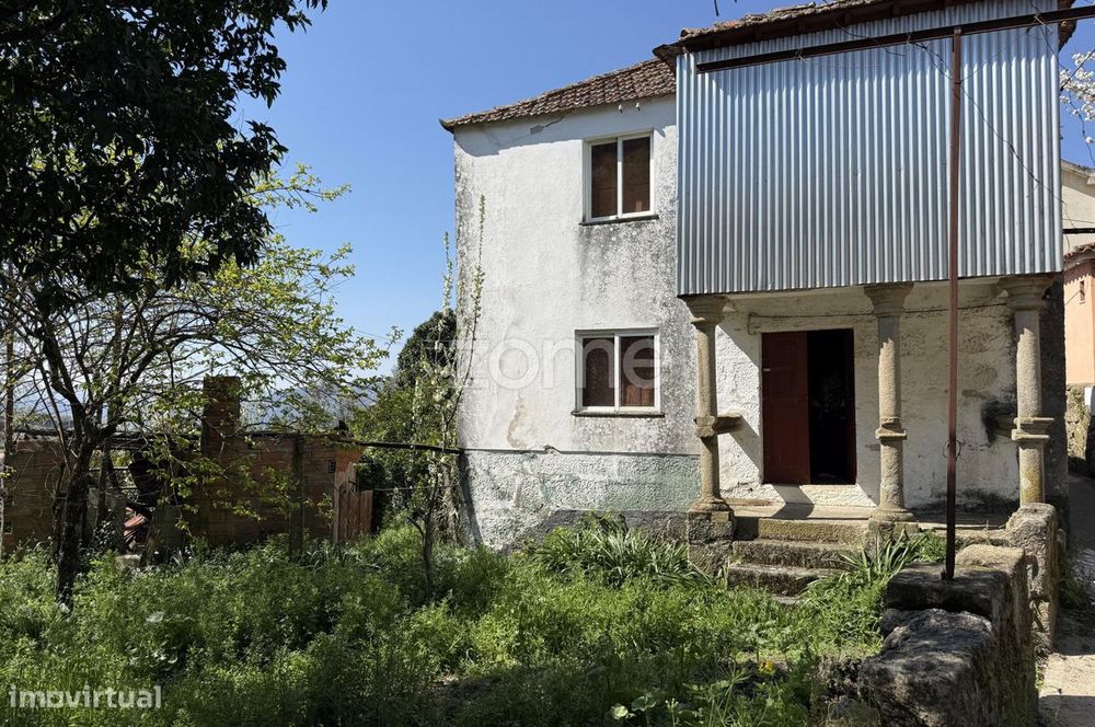 Casa T5, casa T2 em ruína e jardim em Palma, Resende