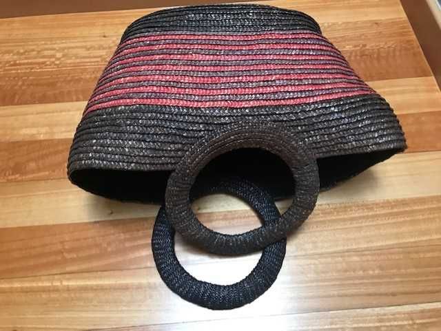 Cesta preta e vermelha de Praia