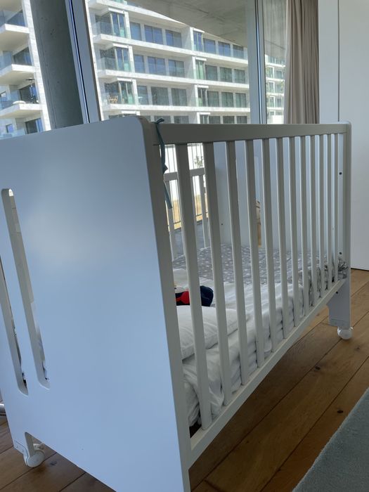 Cama de grades de bebé