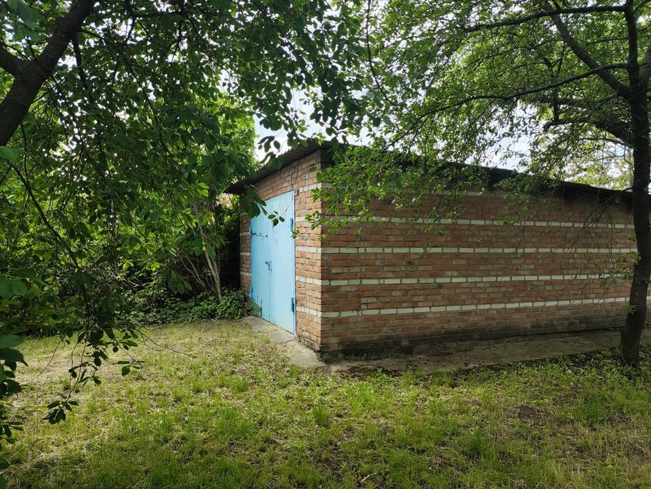Житловий будинок, земельні ділянки, два окремих входа