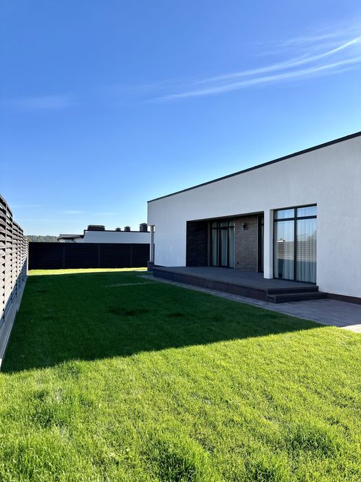 НОВИЙ одноповерховий будинок з дизайнерським ремонтом у закритому КМ !