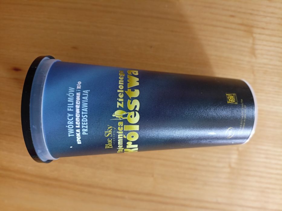 Plastikowy kubek z przykrywką