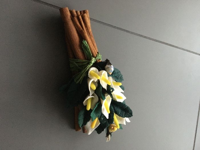 Arranjo Floral Paus de Canela