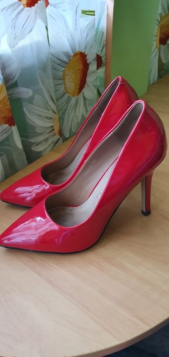 Продам стильные лакавые туфли