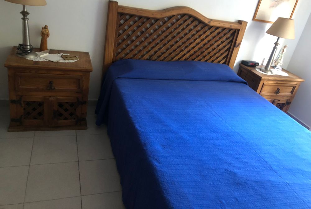 Cama casal com colchao somier e cabeceira em madeira , mesas de cabeceira iguais a cabeceira de cama otimo estado