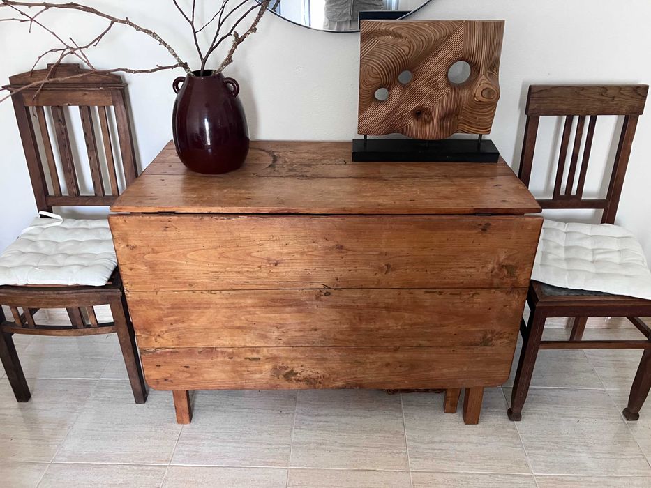 Mesa antiga em Casquinha com abas
