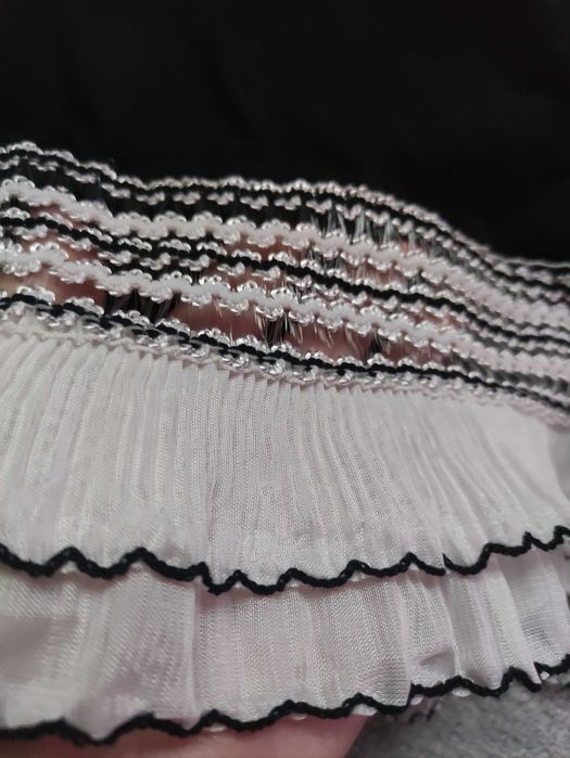 Czarna bluzka z ozdobnym dołem The Fancy