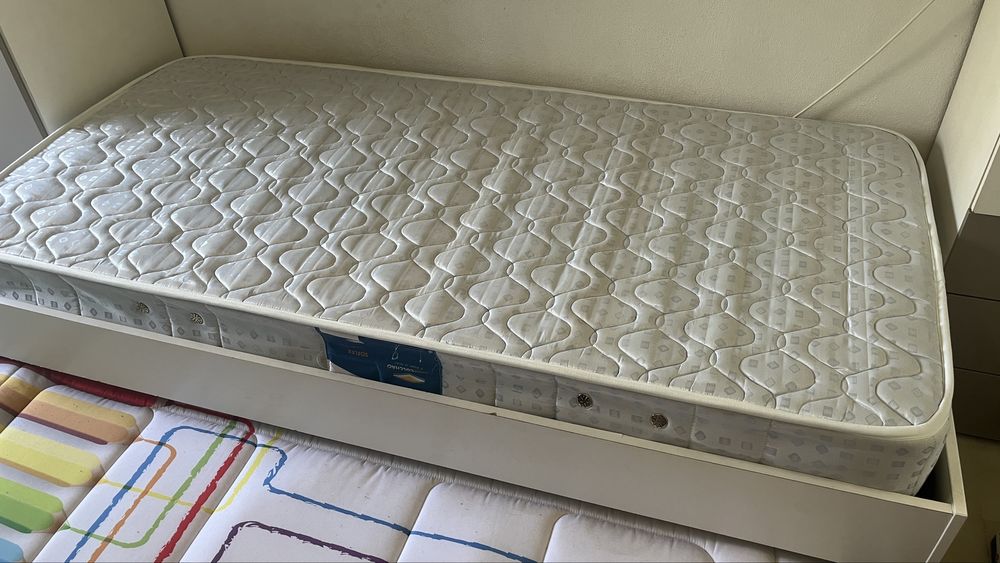 Cama com gaveta (segunda cama) e colchoes