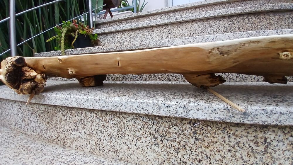 Fruteira,  centro de mesa  esculpida em tronco de laranjeira