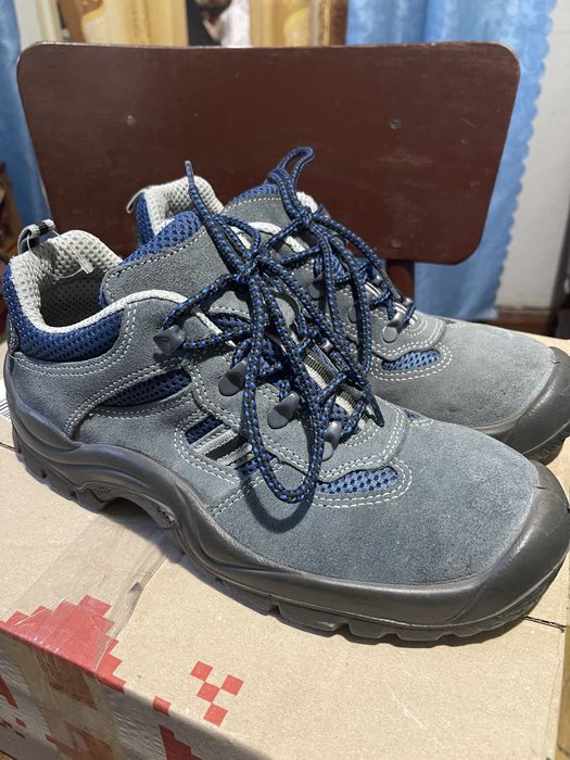 Взуття шкіряне кросівки міцні