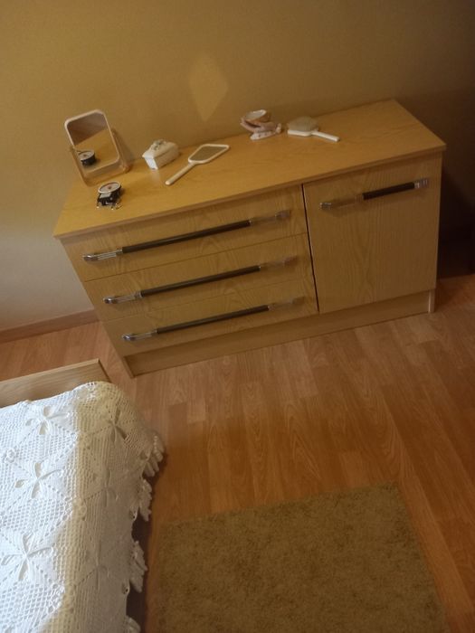 Vendo mobília de quarto de casal 100€ cada quarto e vendo,  mobília de sala com mesa que abre e tem 6 cadeiras 200€