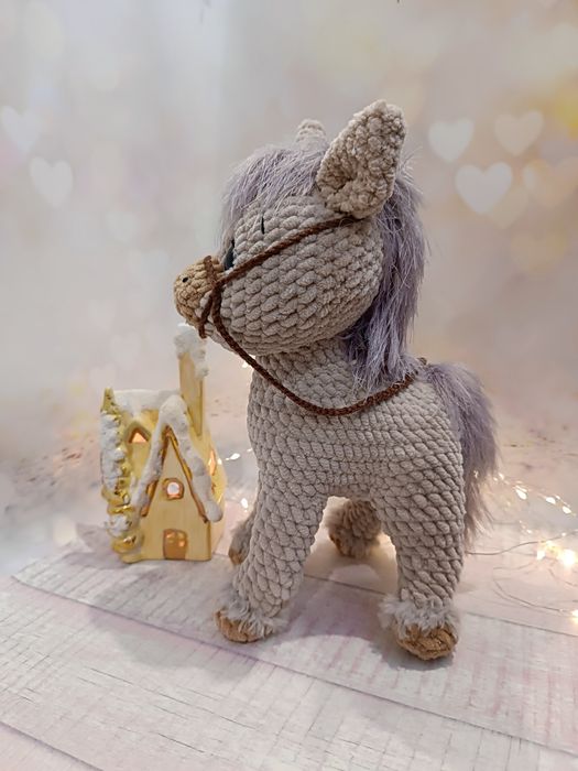 Символ нового року. Коник іграшка. Кінь в'язаний. Лошадка іграшка