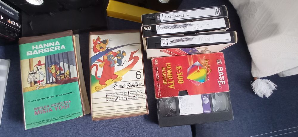 22 kasety VHS z filmami i bajkami