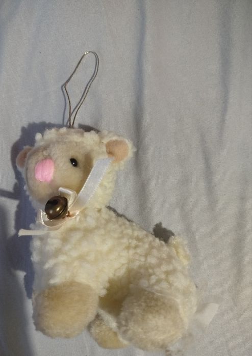 Owieczka zabawka z dzwoneczkiem