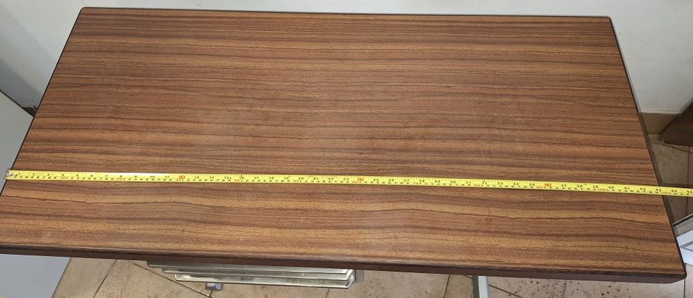 Secretária em metal e madeira - 1,10 m x 0,50 m x 0,82 m - Usada