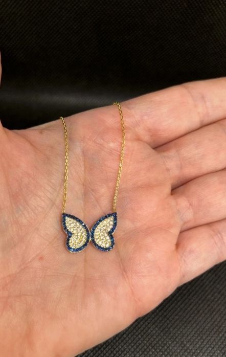 Colar de prata dourada com borboleta