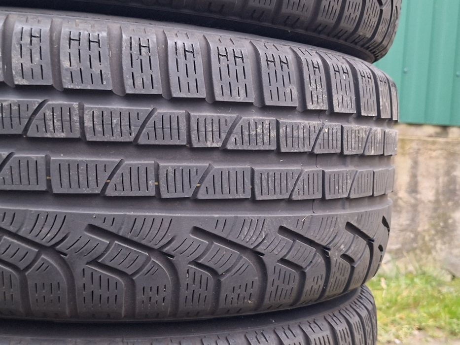 Зимовий PIRELLI 225 45 17 протектор 70%
