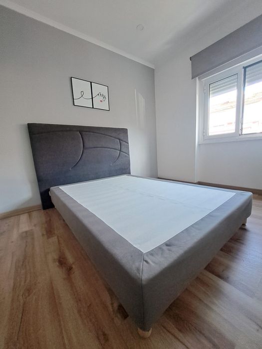 Cama de casal e cabeceira