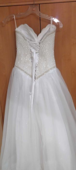 Piękna suknia ślubna z ręcznie zdobionym gorsetem