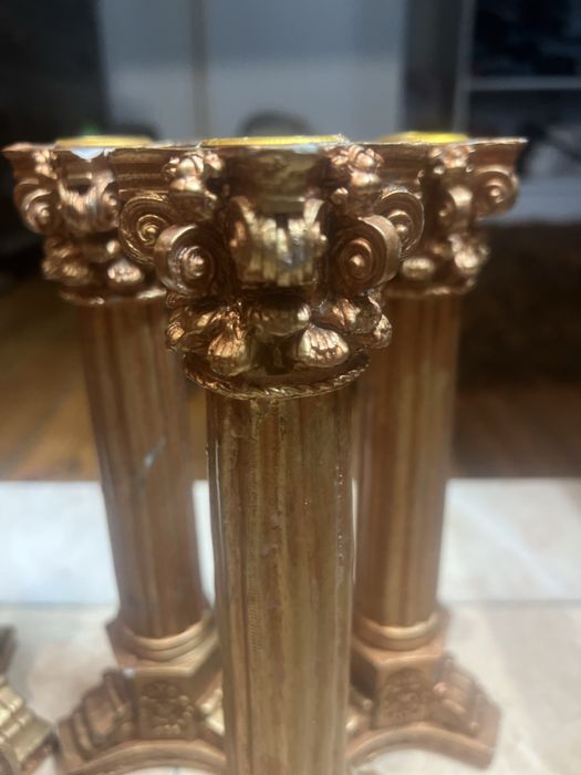 Conjunto de 5 Castiçais Estilo Coluna Coríntia Dourada