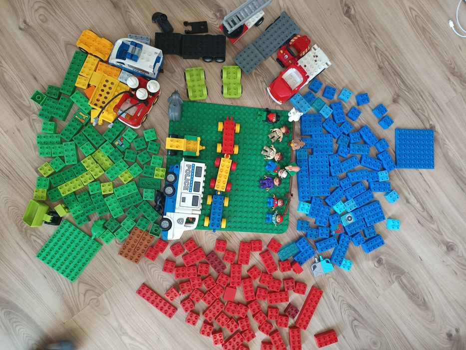 Bardzo duży zestaw klocków LEGO Duplo płytki postacie figurki auta straż pożarna policja