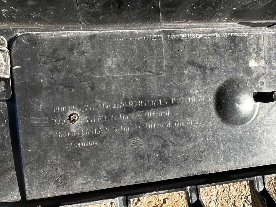 Решітка радіатора Audi Q5 8R 13-17 емблема 8R0853651S оригінал