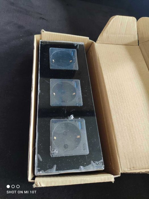 Gniazdko potrójne naścienne z USB i USB C