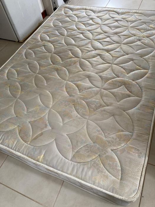 Cama casal com colcao