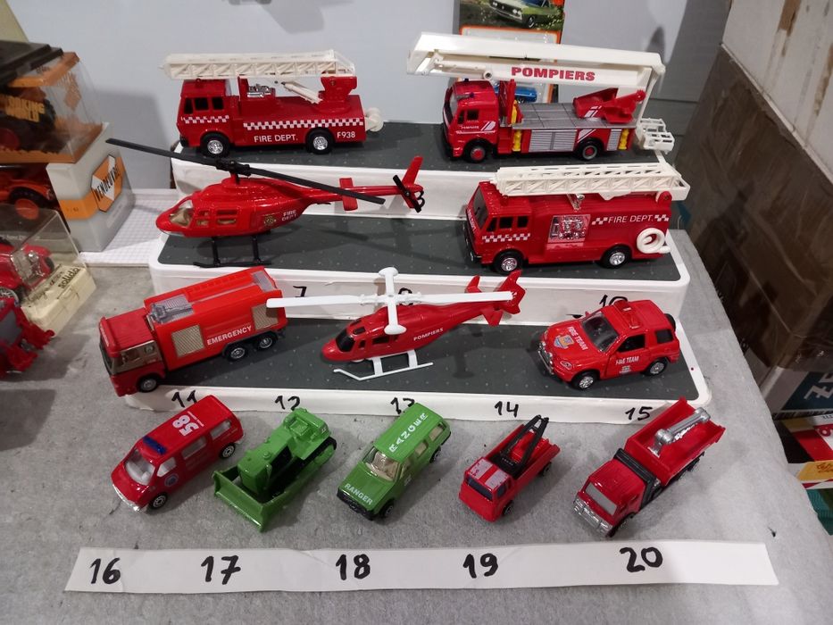 Miniaturas diversas de bombeiros