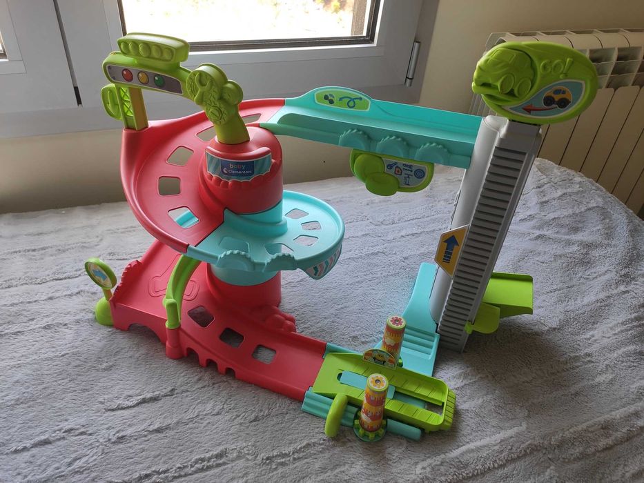 Pista/garagem para carros da clementoni