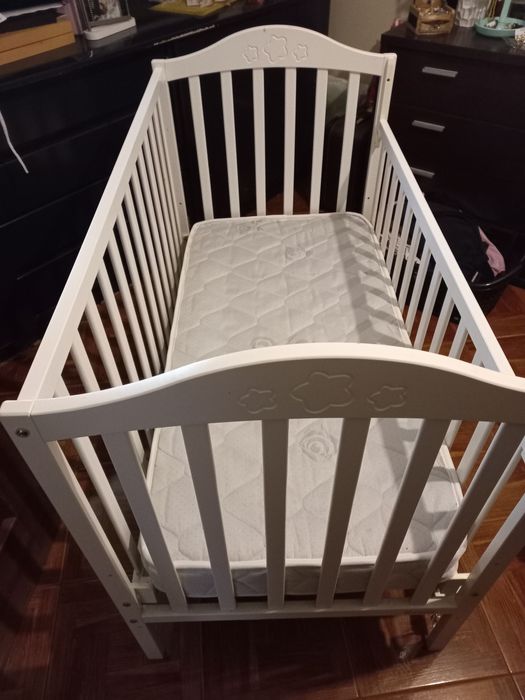 Berço branco como novo, com colchão