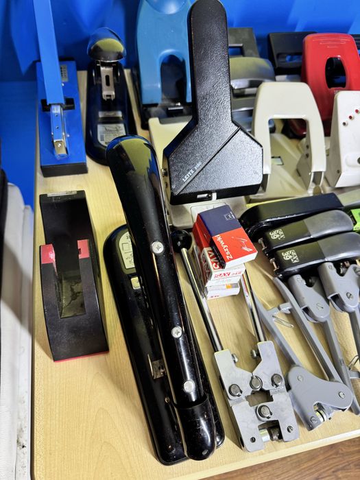 Duży zestaw dziurkaczy i zszywaczy Leitz 5180 SAX Rapid Eagle Esselte