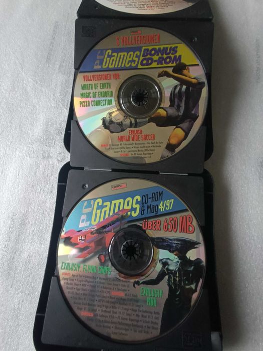 Zestaw starych gier PC w etui - 11 sztuk