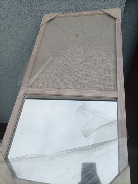 drewniana tablica z lustrem