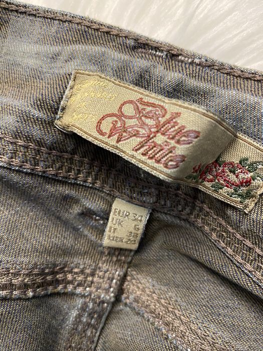 Spodnie jeans, niski stan, guziki.