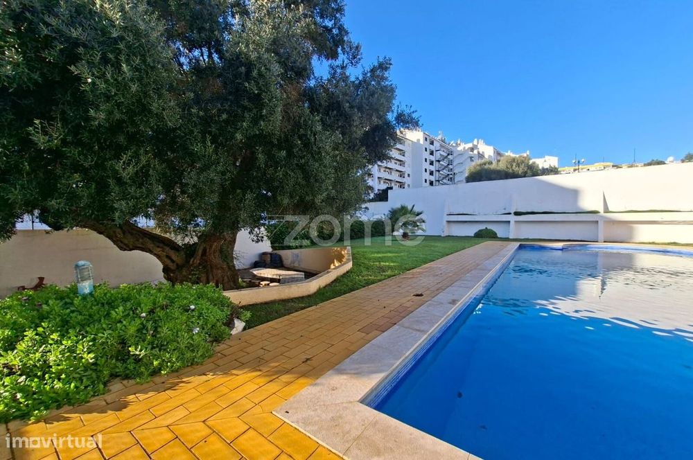 Apartamento T0+1 - Em condomínio com piscina.