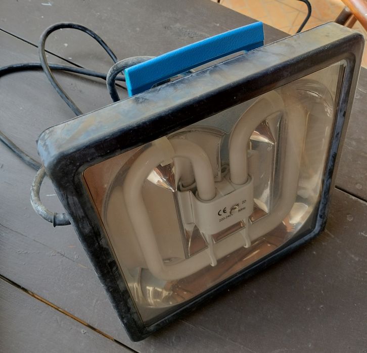 Projector com lâmpada economizadora 55W e 2 tomadas a prova de água.
A