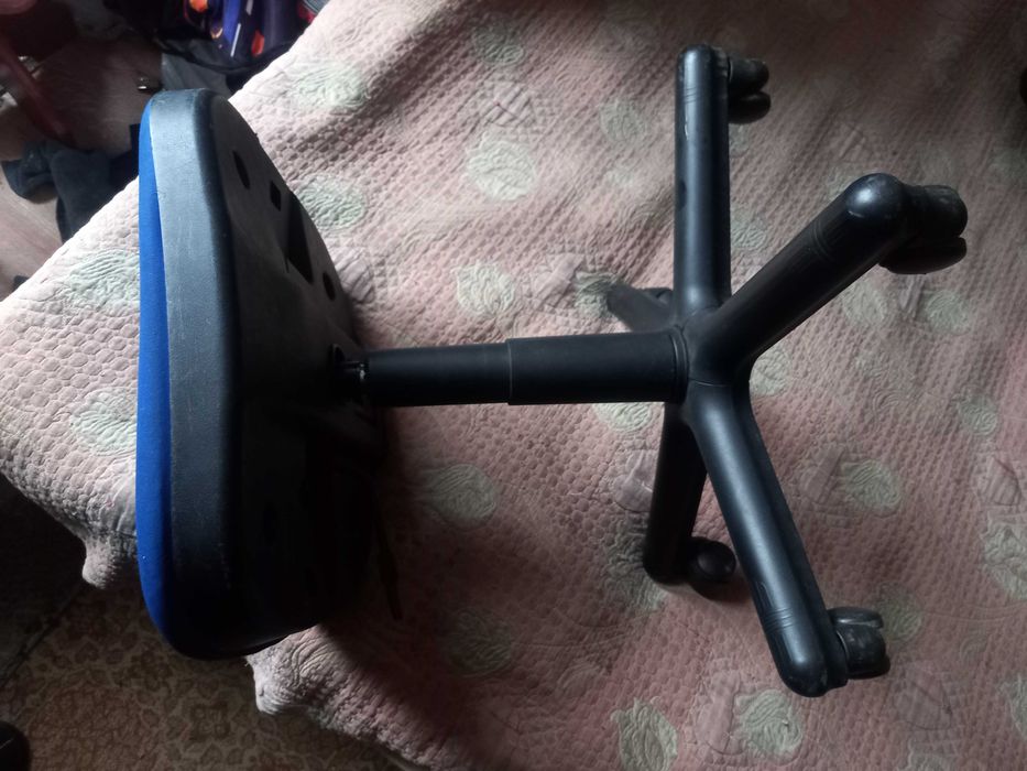 Офісне крісло на колесах