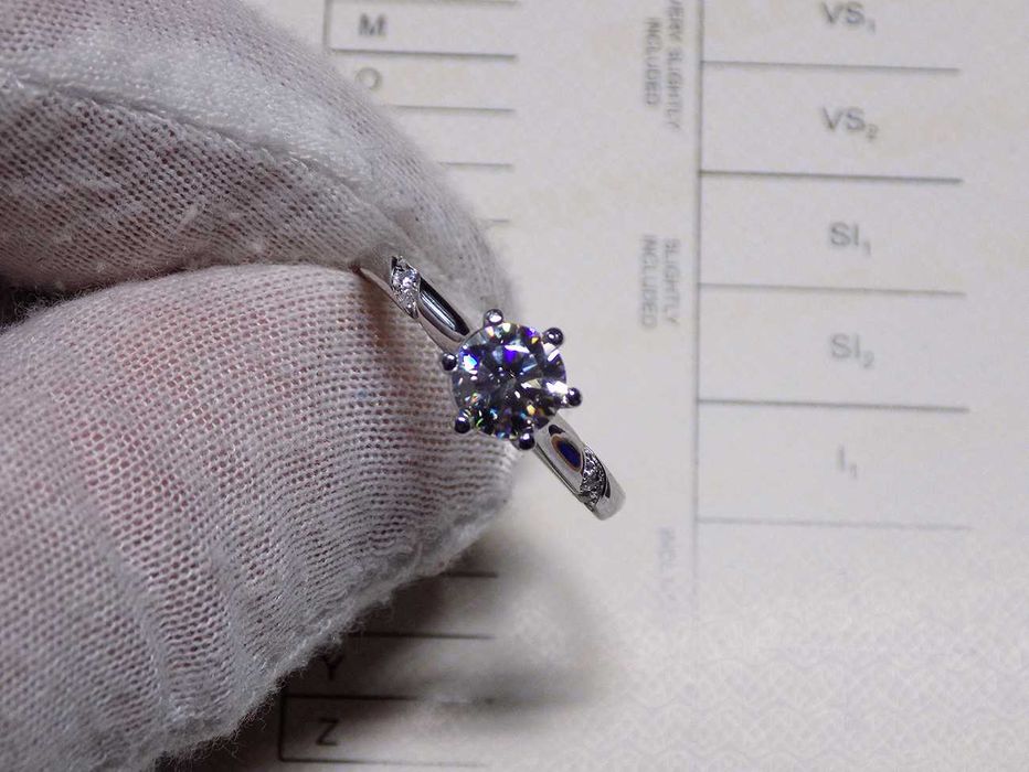 Жіноче срібне кільце з муасанітом,  сертифікат Кольцо с муассанитом