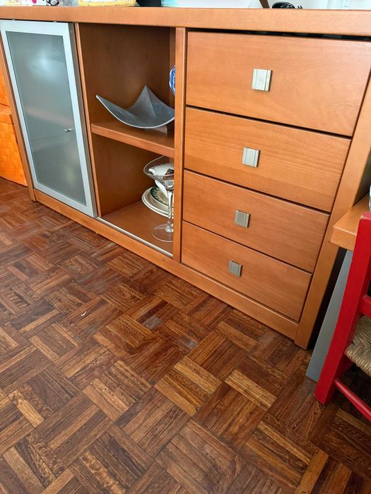 Aparador / Móvel de Sala em Madeira com Vidro e Gavetas