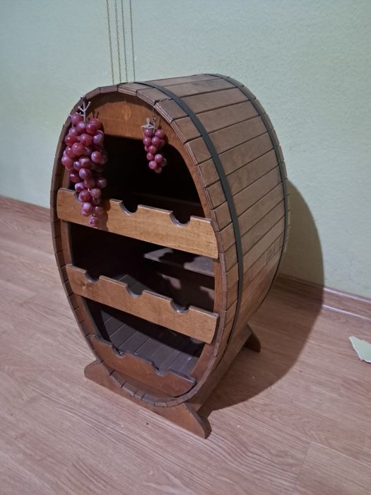 Stojak na wino na 8 butelek