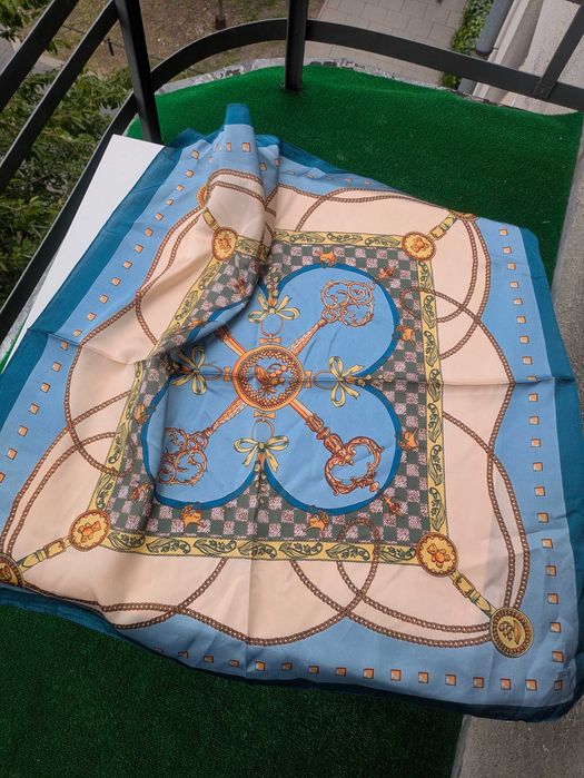 Chusta niebieska złote klucze 70x70 cm imitacja jedwabiu